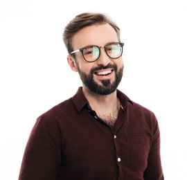 Работник улыбается